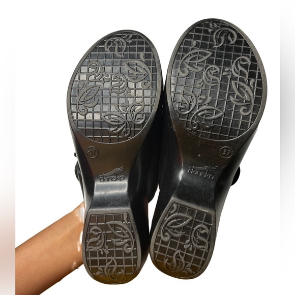 Dansko Donna Black Leather Adjustable 1.5" Clog Sandals - 6.5-7/EUR 37 - Picture 4 of 5